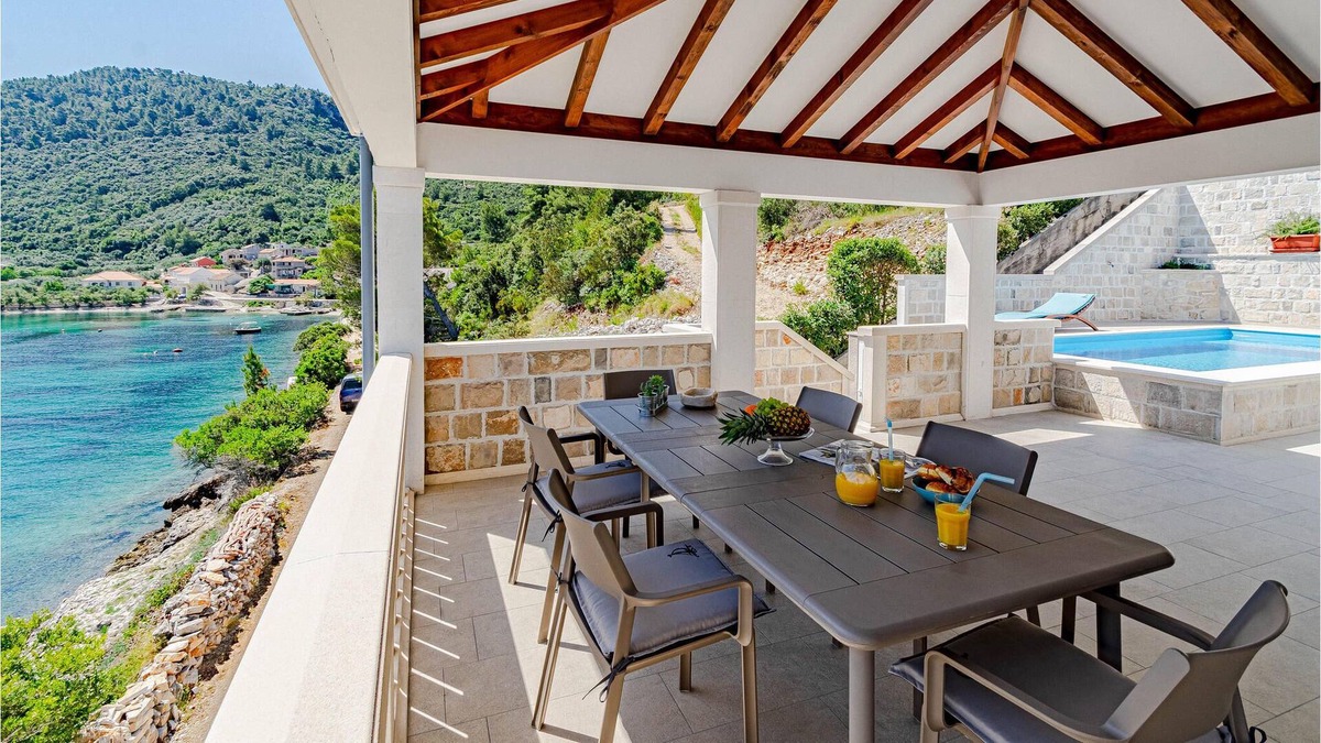 Korcula House | A characteristically charming house directly on the sea with barbecue and balconies to relax.