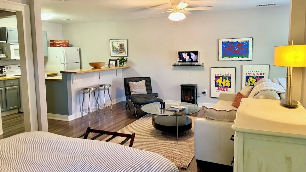 Athens House | A Charming 1-bed Loft Apt 1.8mi to UGA in delightful Athens GA Lake neighborhood