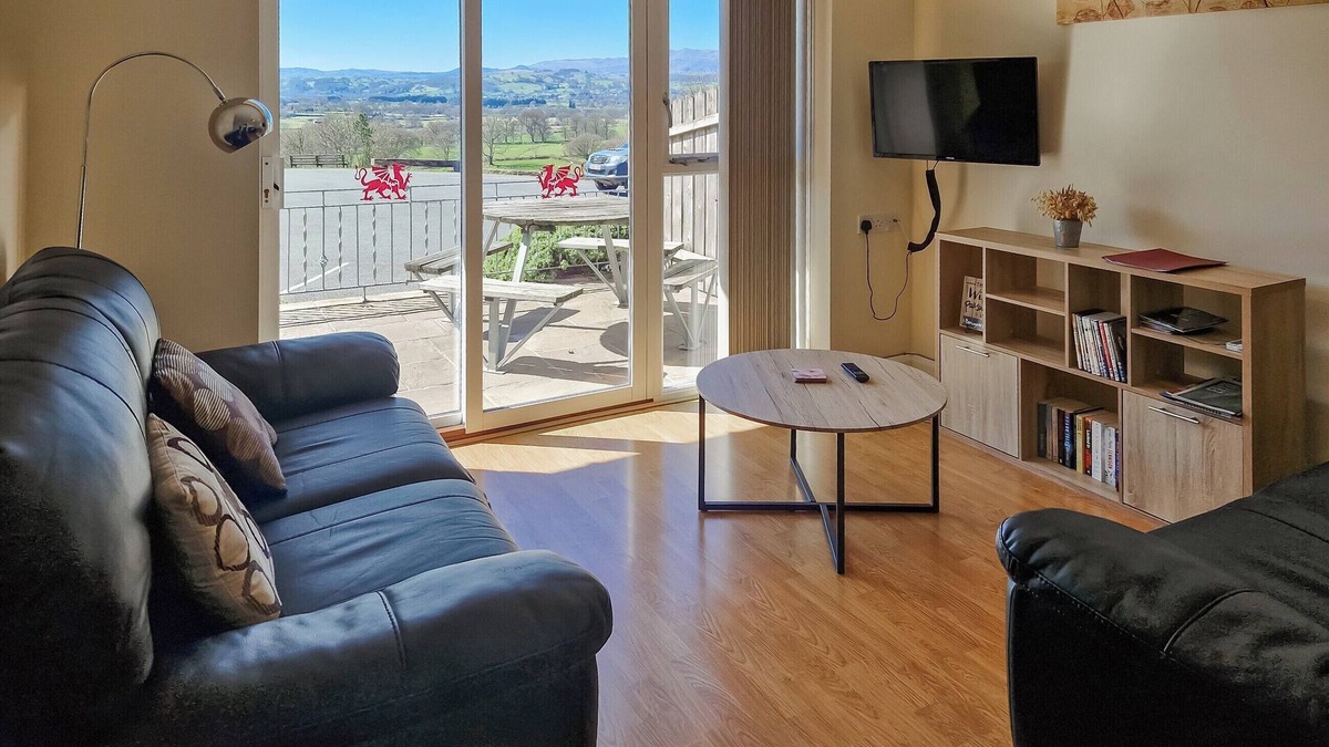 Cwmtirmynach Cottage | A charming cottage near Bala, offering private access to scenic farm walks.