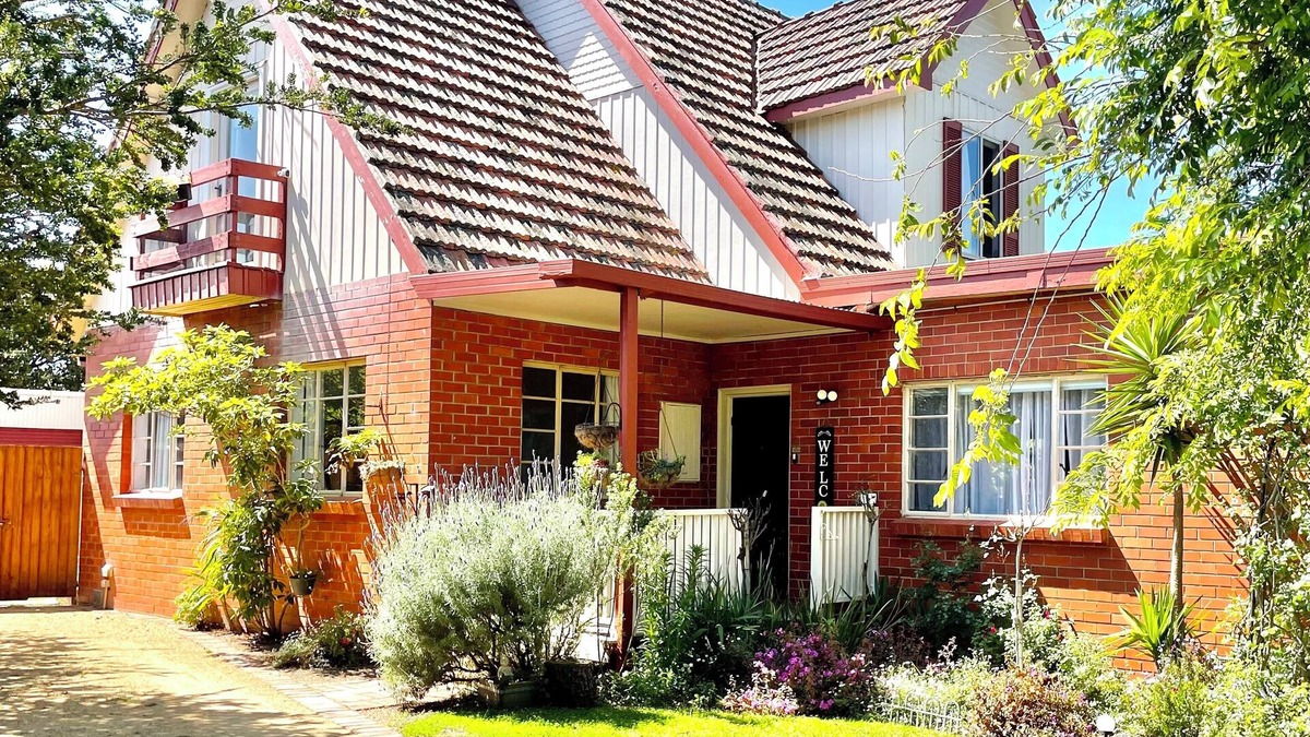 Rosebud Cottage | A charming european cottage close to the beach.