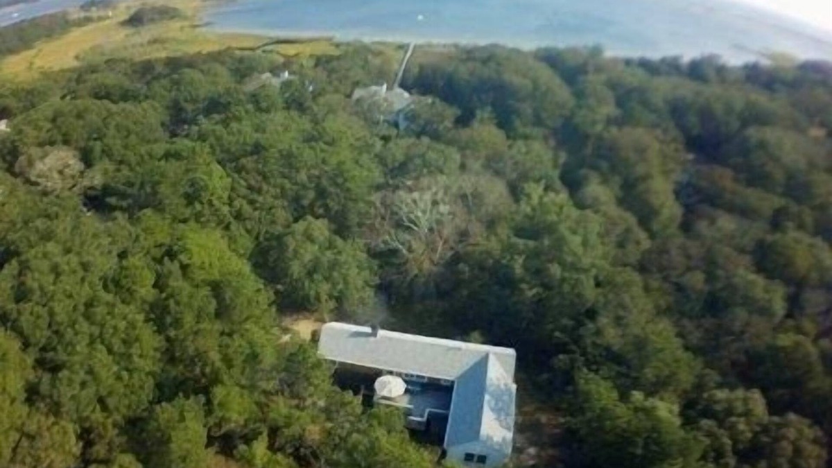 Edgartown Cottage | A Charming Vineyard Cottage Just Off the Pond