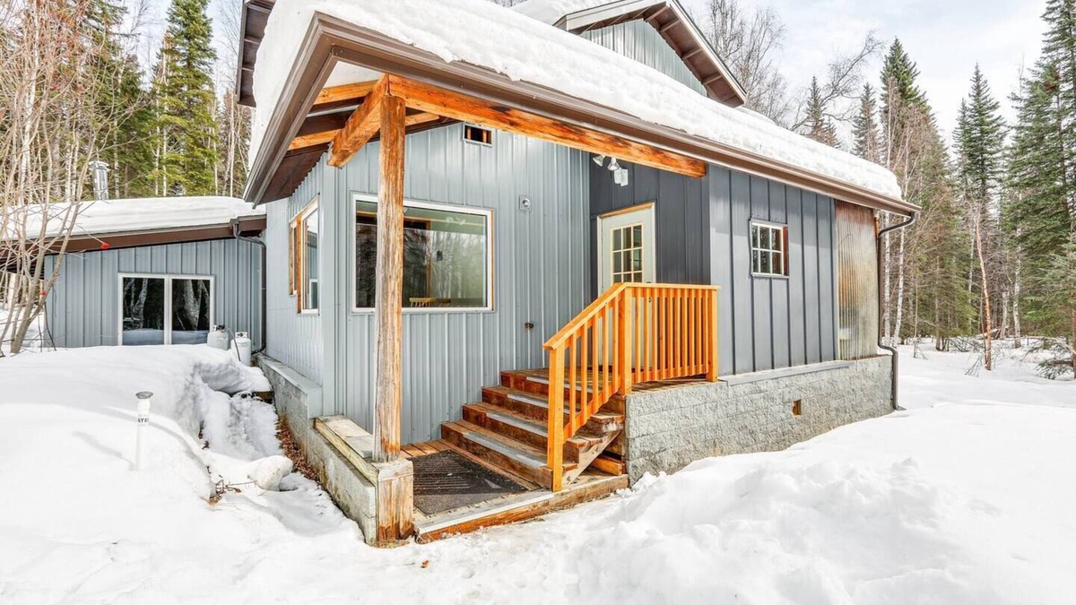 Fairbanks House | A Chena Dream Alaskan Retreat - Northern Lights viewing, Soaking Tub, Game Room