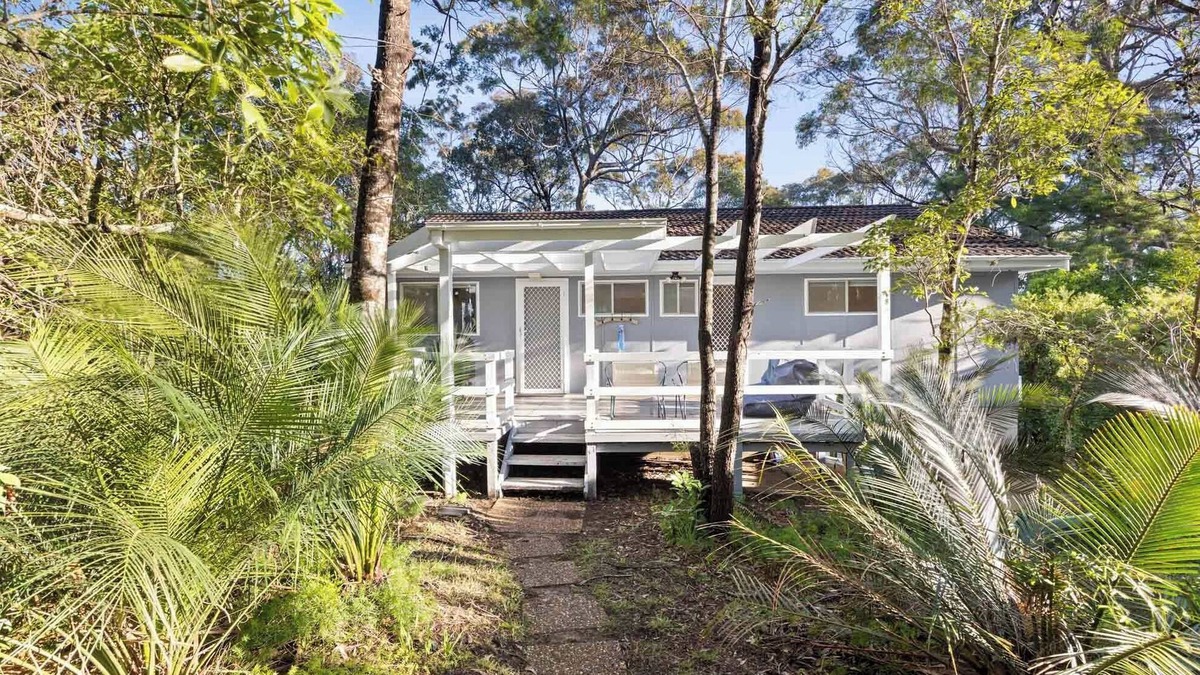 Mossy Point House | A classic beach house with waterfront access and a 5min walk to the beach
