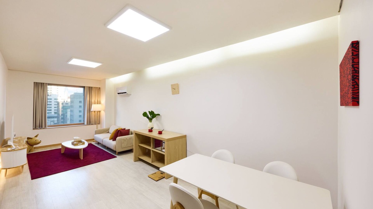 Yeoksam Apartment | A clean two-bedroom home right in front of Seolleung Station
