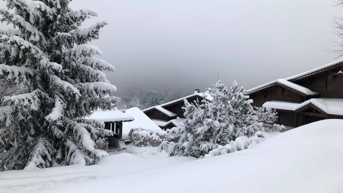 Les Houches Apartment | A cocoon to the slopes with a heated pool