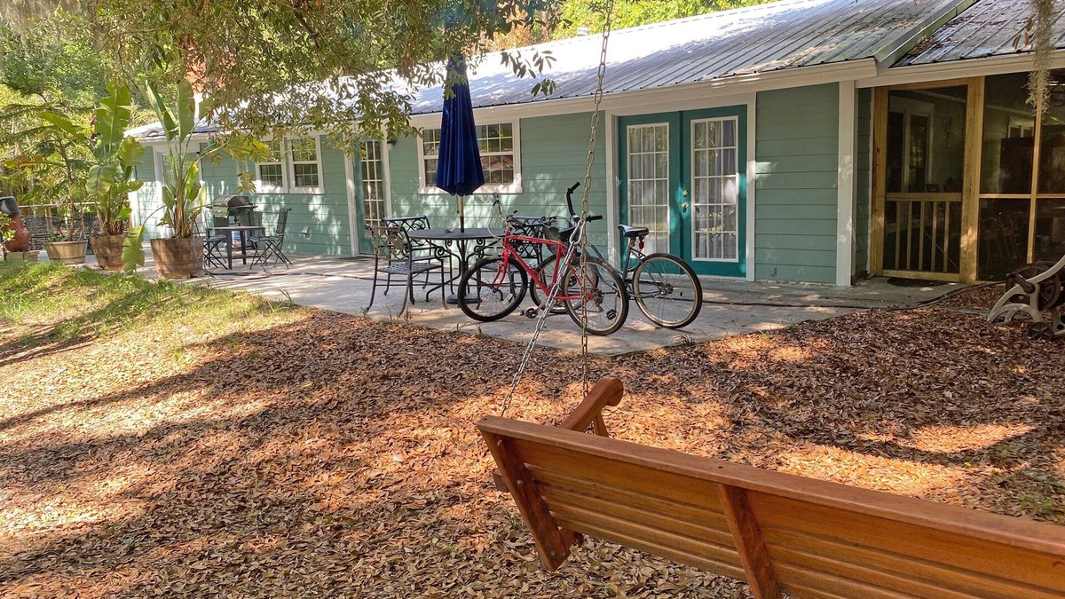 Darien House | A comfortable home in a quiet neighborhood graced with Spanish Moss draped oaks.