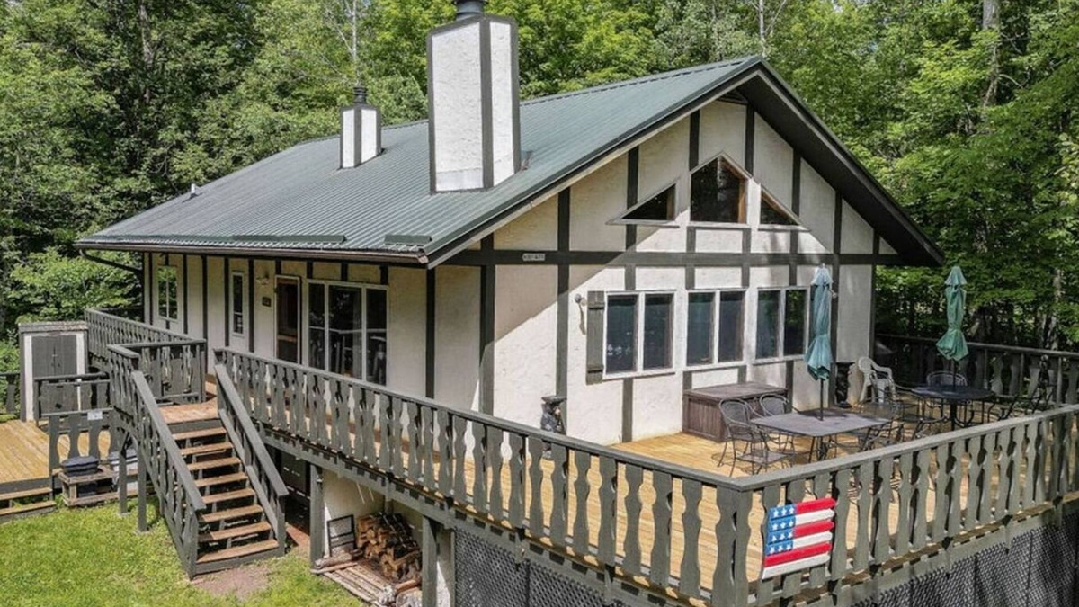 Bessemer House | A Comfortable & Spacious Retreat in the Powderhorn Village