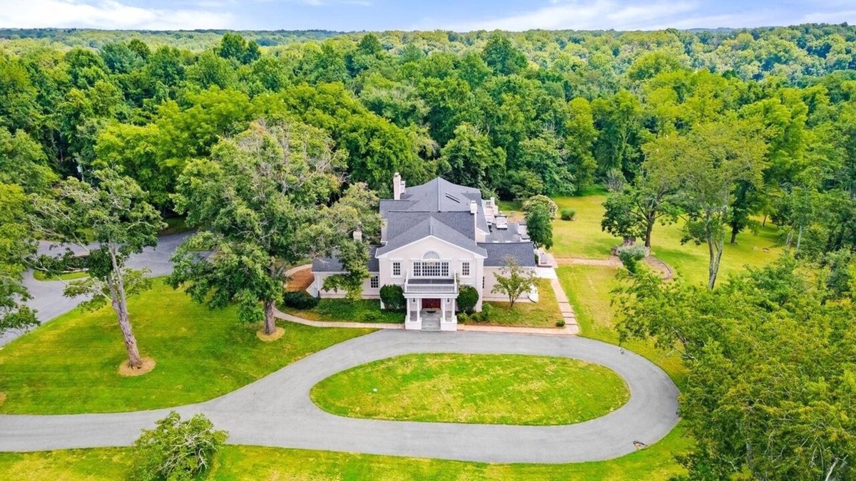Great Falls House | A comfortable stay in a grand home