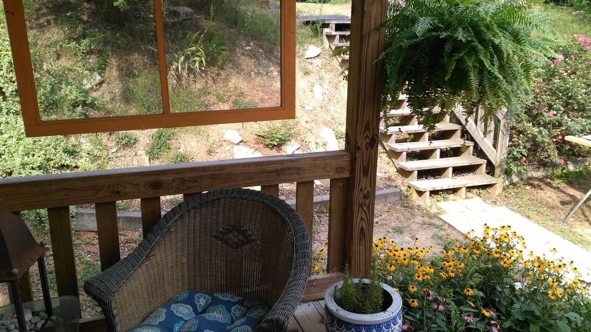Cave Spring House | A cosy, quiet cabin with a hillop water view.