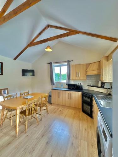 Malin Apartment | A Cosy & Spacious Retreat with High Ceilings- Glen Cottage