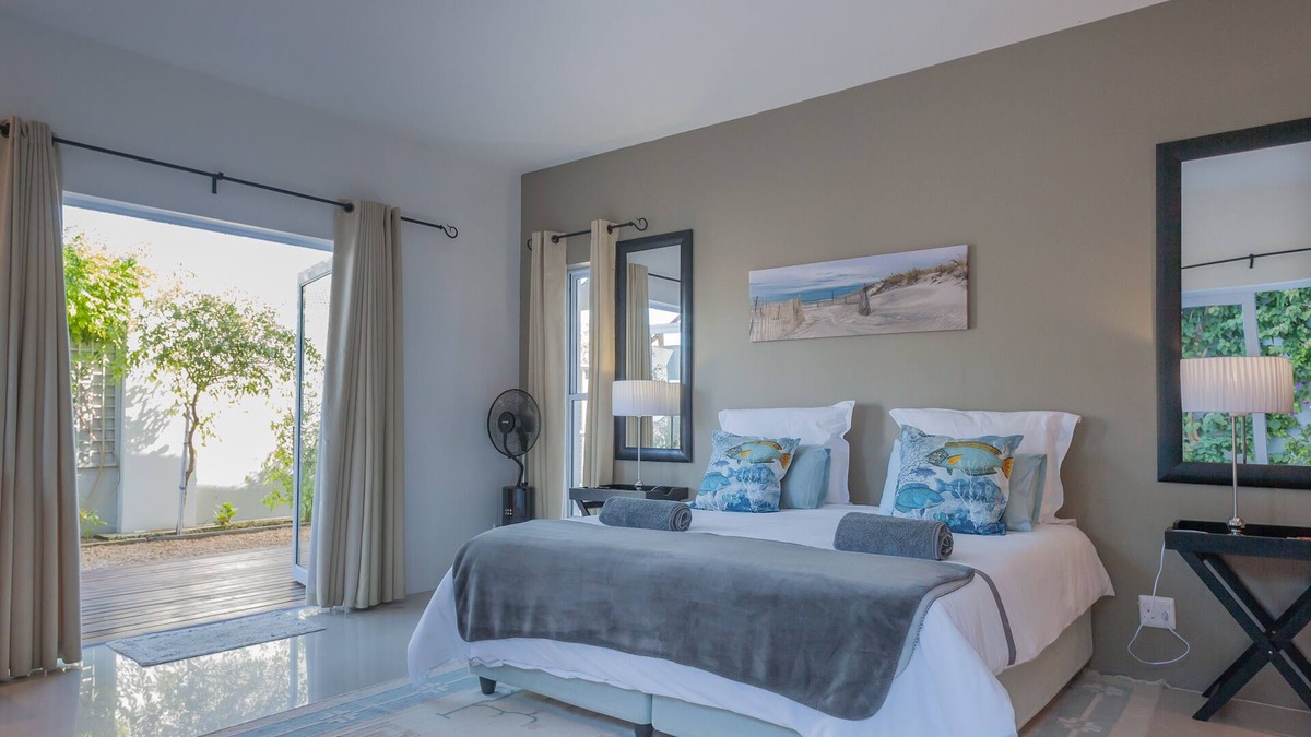 Kommetjie Cottage | A Cottage 2 min stroll to the beach. A POOL and full SOLAR power