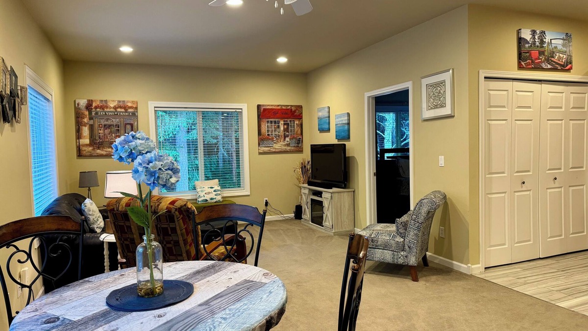 Gig Harbor Apartment | A Cozy 1-bedroom apartment including WIFI, AC and more.