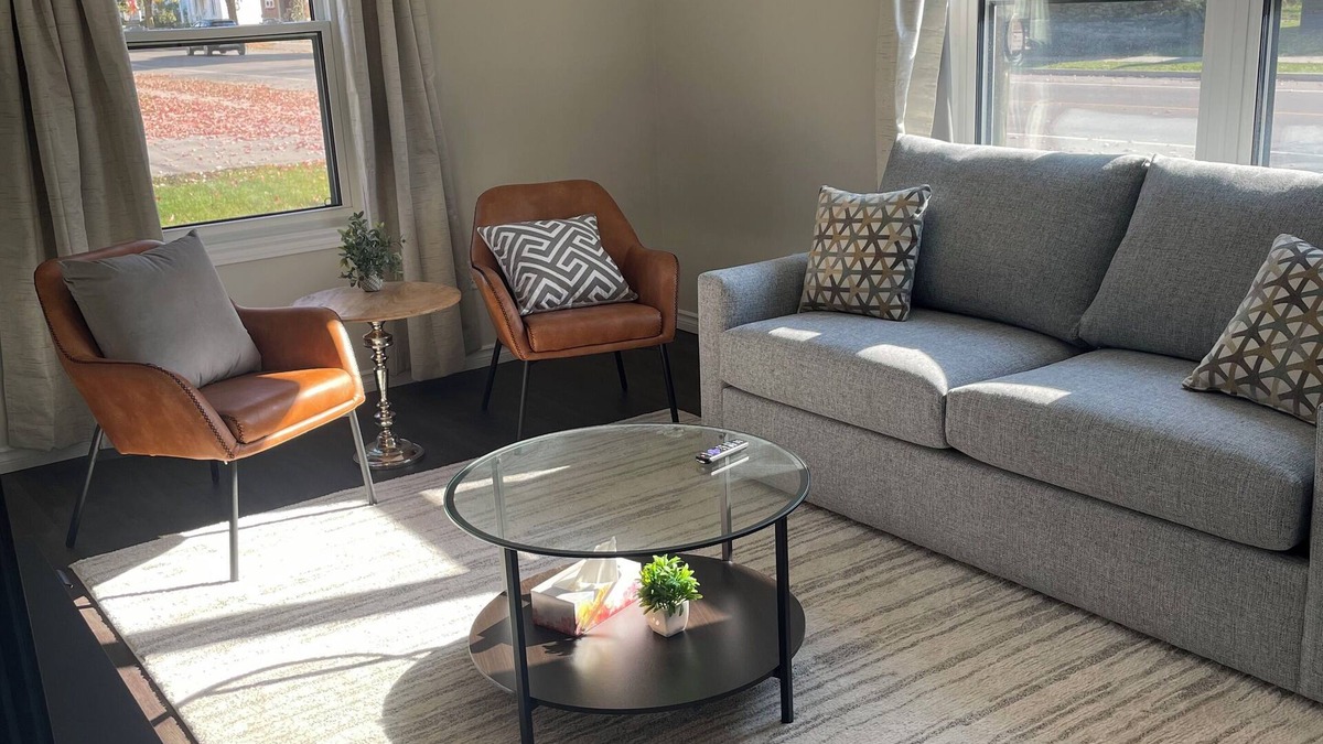 Brantford House | A cozy 3 bedroom house is ideal for your family and pets.