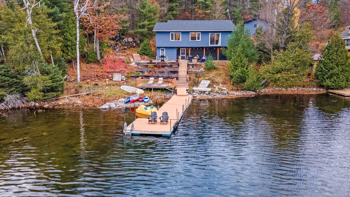 Lanark Highlands Ski Chalet | A cozy escape on the lake with a hot tub