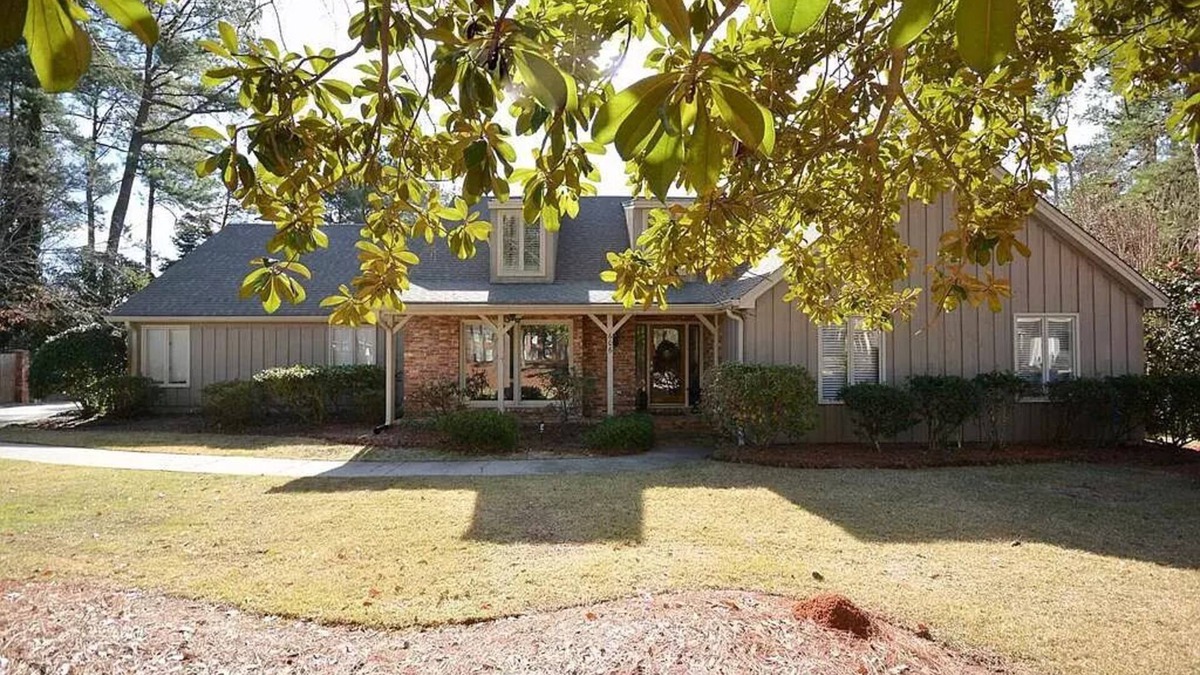 Martinez House | A cozy getaway in the desirable, gated community of West Lake.