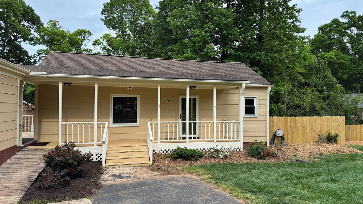 Charlotte House | A cozy “Guest House” bungalow in charming Charlotte.