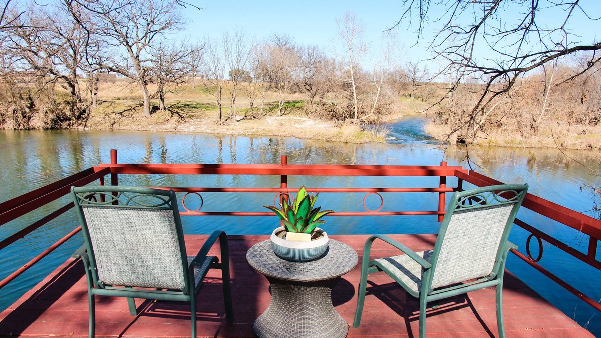 Menard Cottage | A Cozy Riverfront Getaway