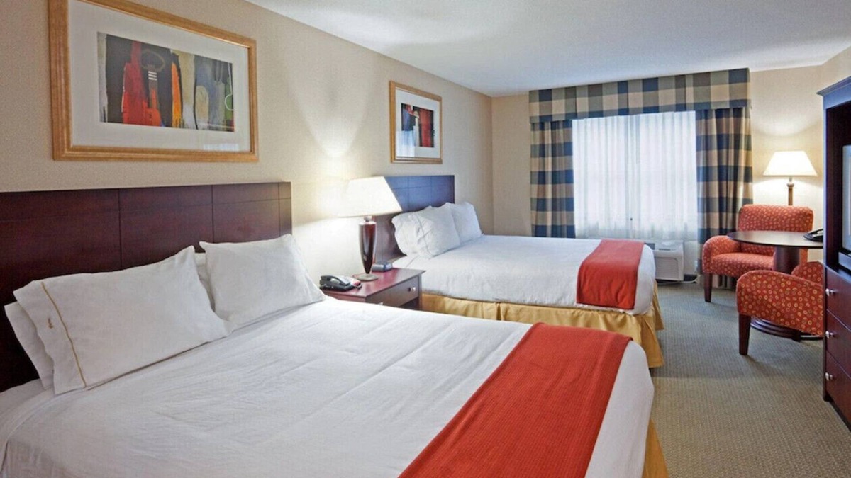 Freeport House | A Dazzling Room for Your Crew! W/ Modern Amenities