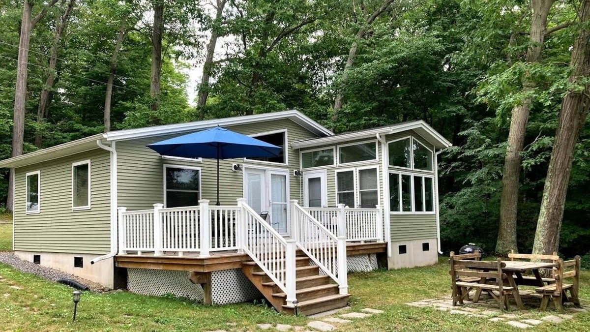 Lansing Cottage | A delightful cottage set on the east shore of Cayuga lake!