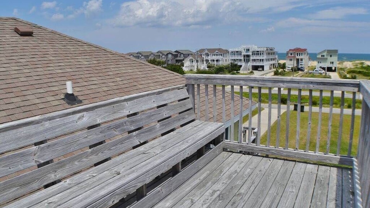 South Nags Head House | A direct beach path across the street, so no long walks to the beach!