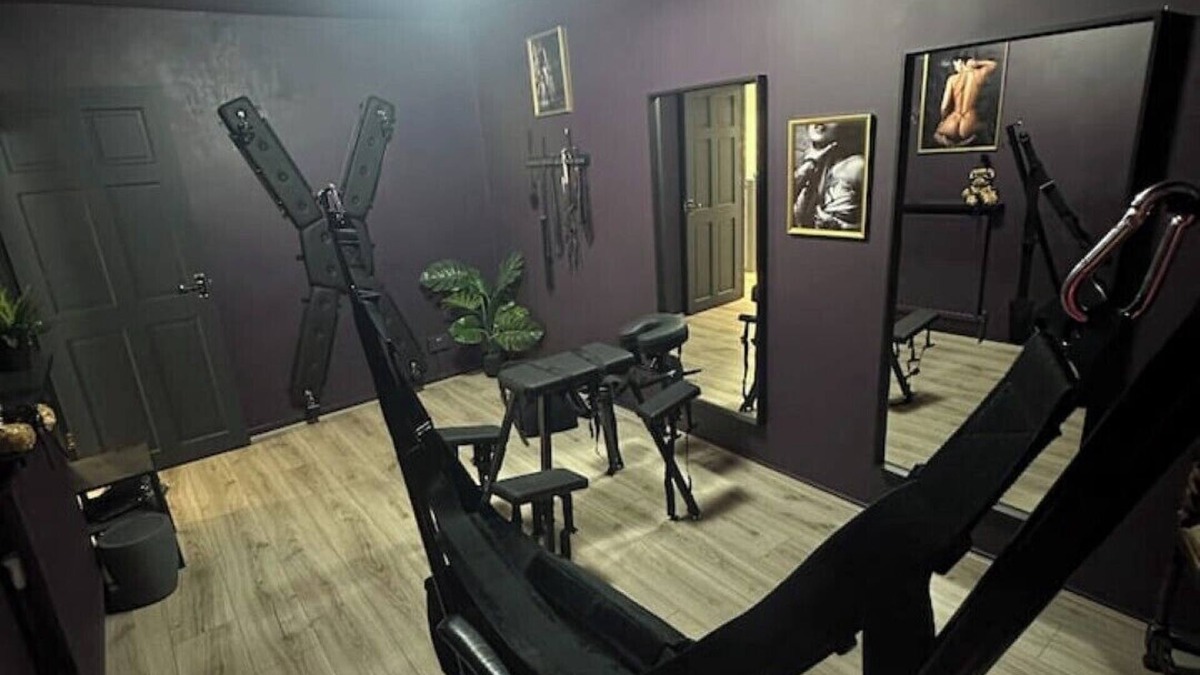Crawley House | A discreet & elegant play space for couples