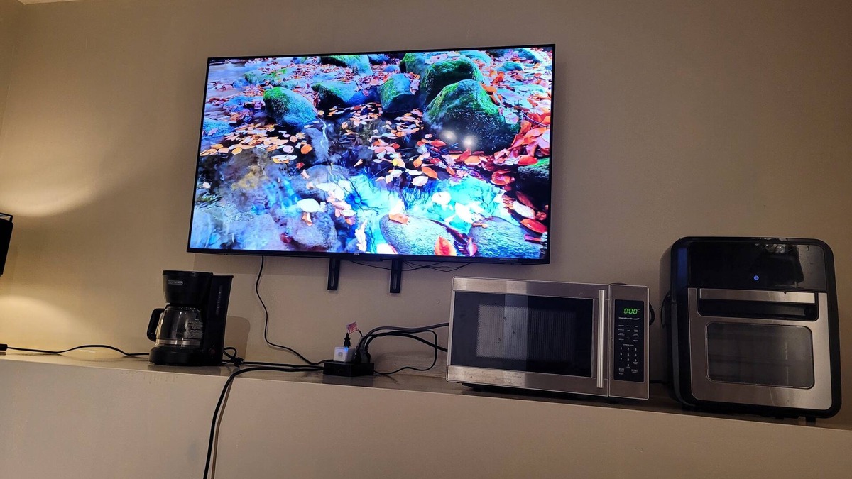 Longueuil House | A double-bed bedroom for rent