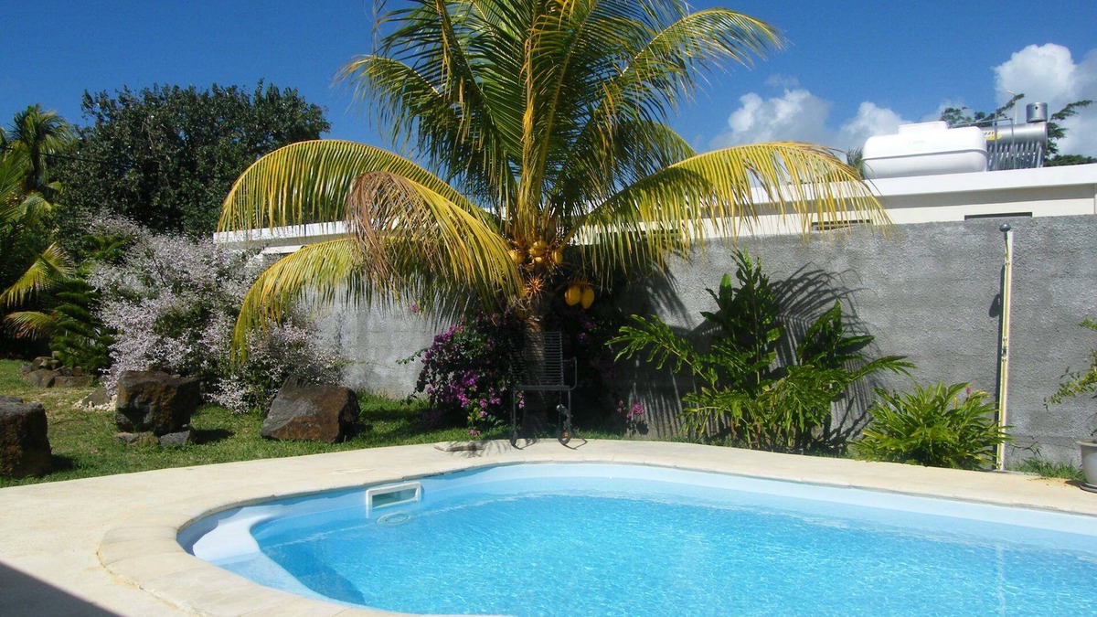 Bain Boeuf House | A Fabulous chambre d’hôte en-suite air con, WiFi, private pool close to beach