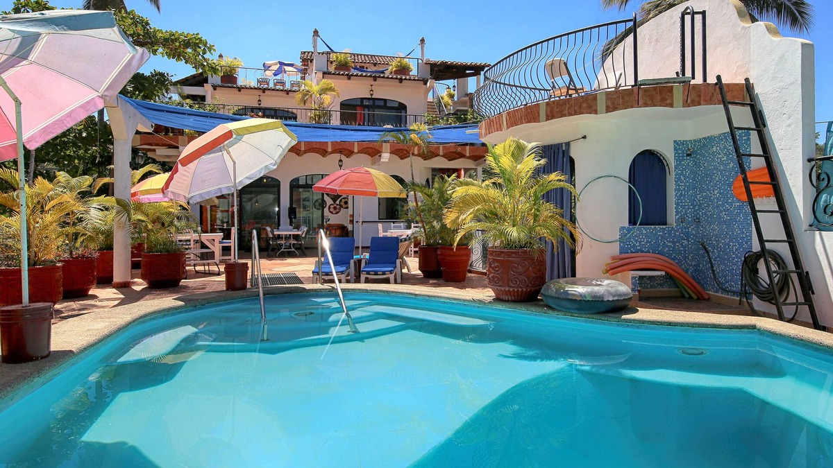 North End Villa | A Family-Event- Reunion-Retreat, w/Pool, beach 100 steps, 4 or 8 bedroom Villa