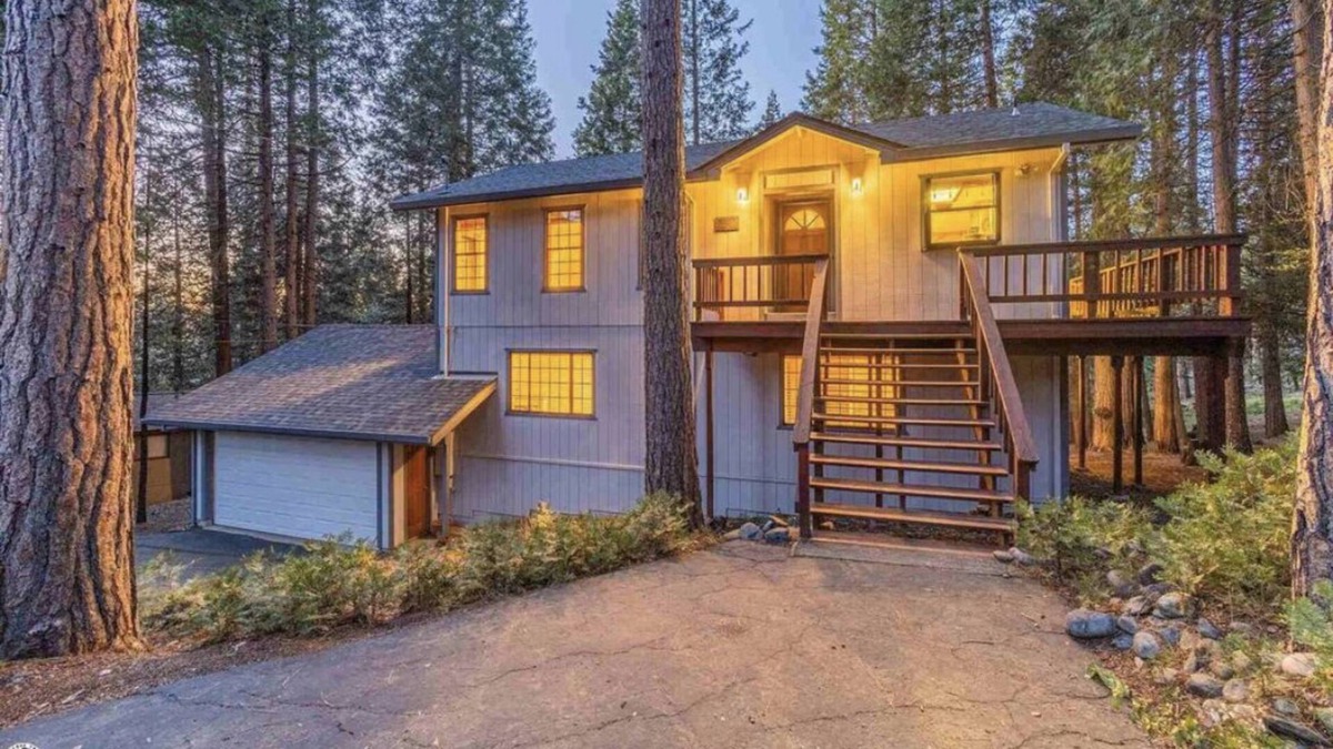 Phoenix Lake-Cedar Ridge Cabin | A family friendly cabin nestled in the beautiful Stanislaus National Forest.