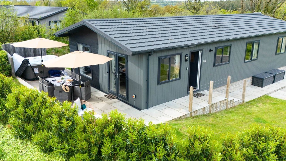 Lifton House | A fantastic lodge sleeping 8 with hot tub, just a short walk from Roadford Lake