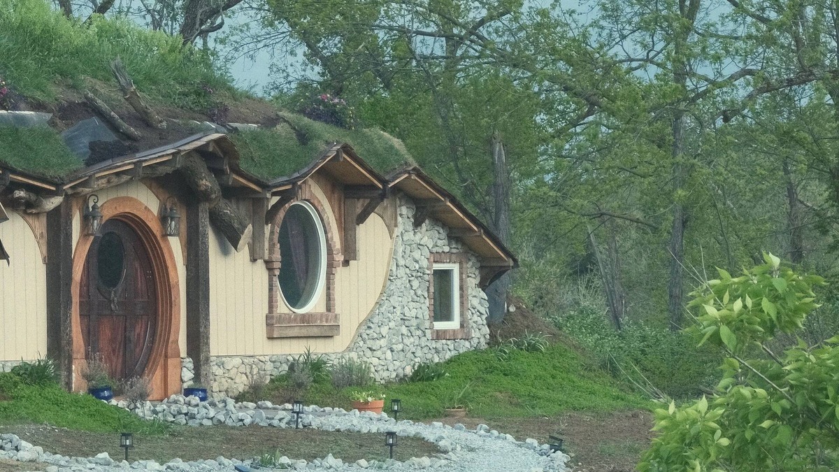 Nauvoo Cottage | A four bedroom hobbit hole style home five minutes from historic Nauvoo Illinois