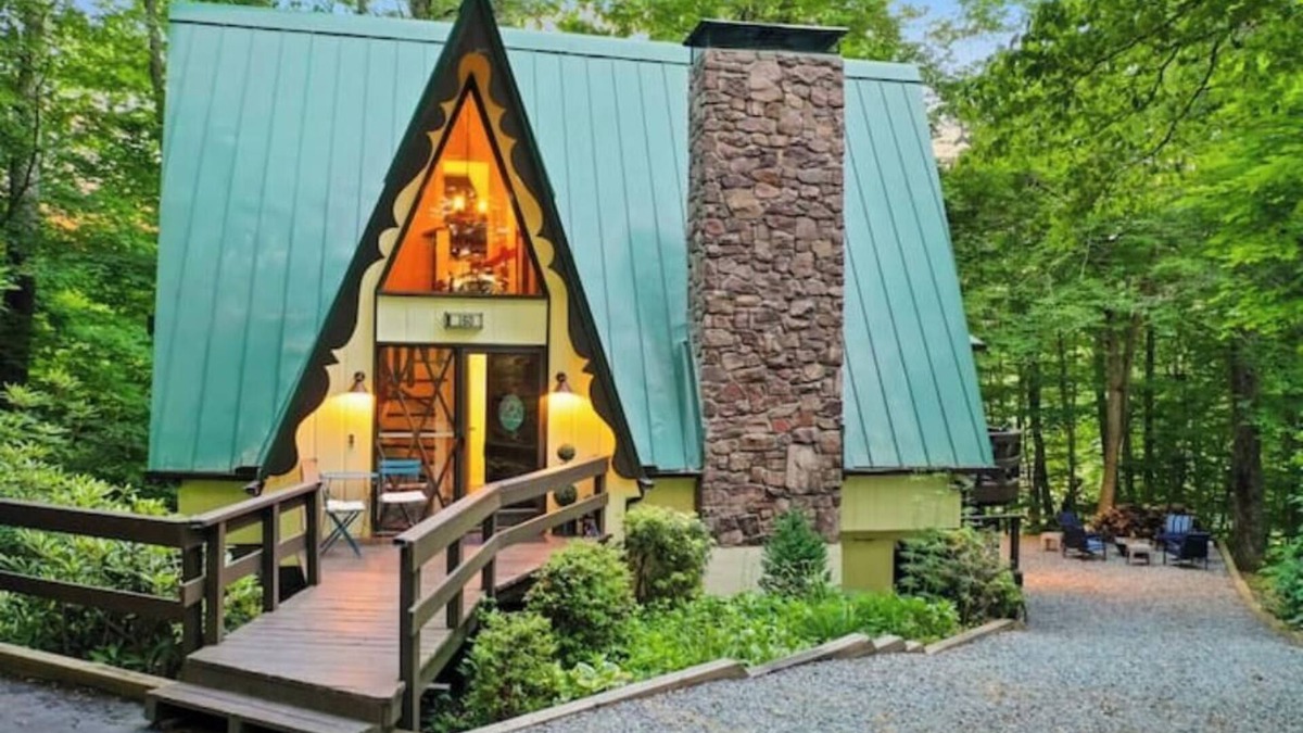 Newland House | A-Frame Cabin, Pickleball, Lake Kayaks and Arcade