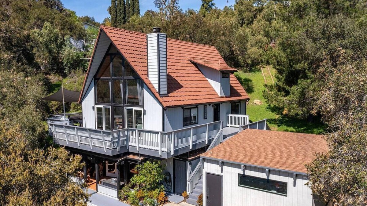 Topanga House | A-frame stunner, wrap around decks, 4 miles to the beach, 5 bed, 3 bath, 2 kit