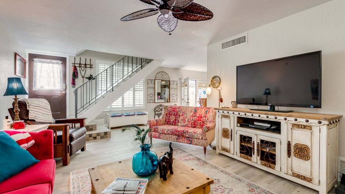 The Lakes House | A+Gem in a GREAT location!nIncludes clubhouse w/heated pool, gym, pickleball!