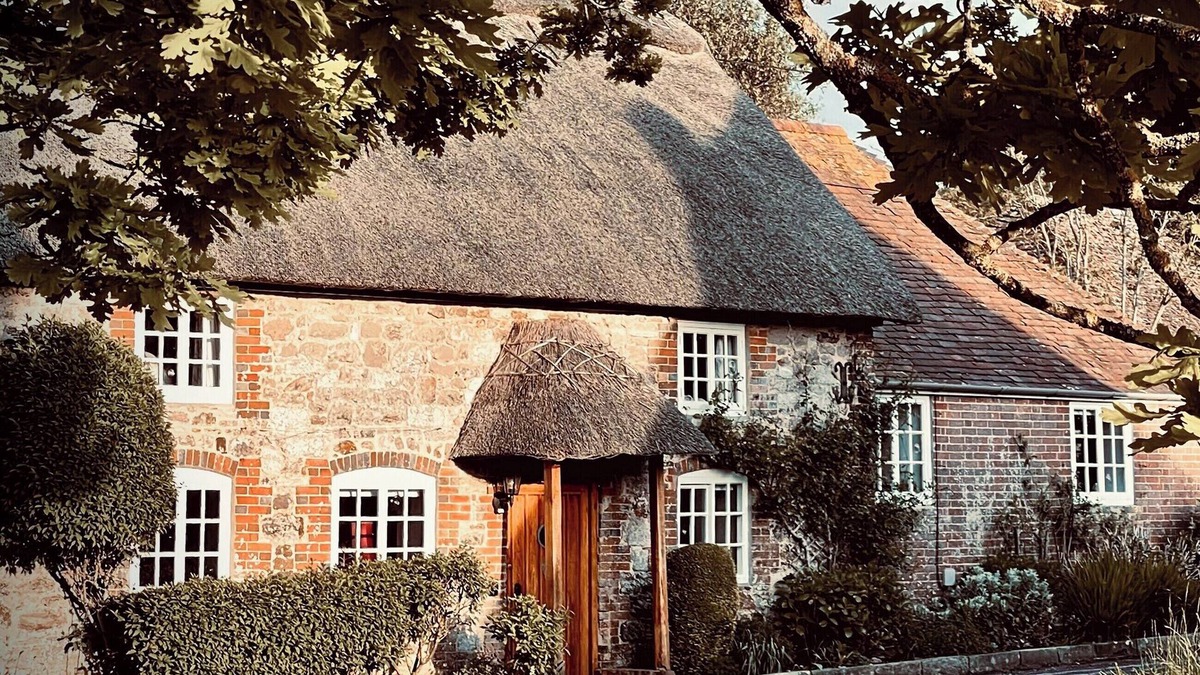 Coombe Keynes Cottage | A gorgeous thatched cottage near the stunning Jurassic Coast.