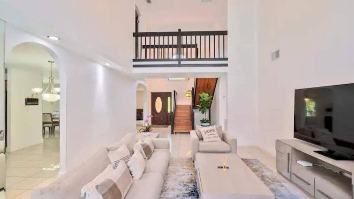 Hunt Club House | A gorgeous Villa with an amazing Pool and Pond!