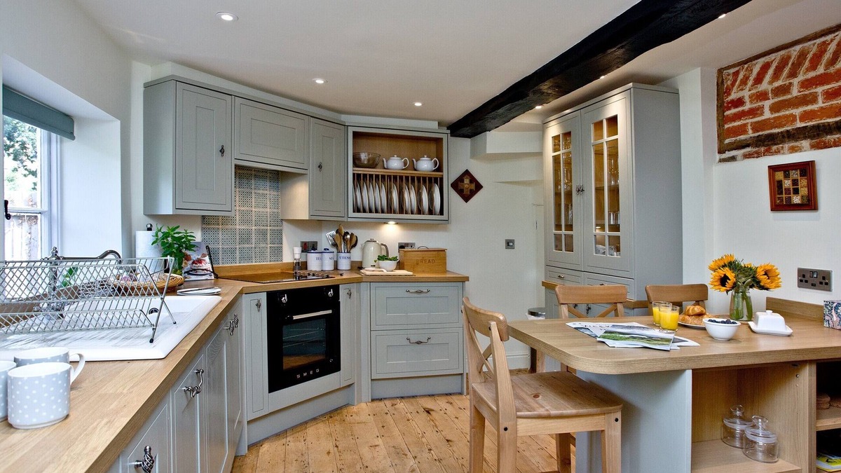 Ryde Cottage | A Grade II listed refurbished house with wood burner and ample parking.