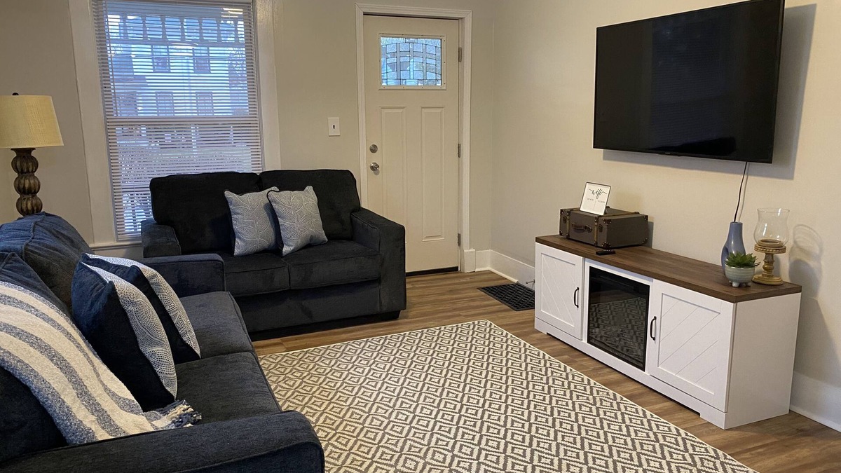 Geneva House | A great stay, close to Spire, GOTL, & Wineries.King Bed!