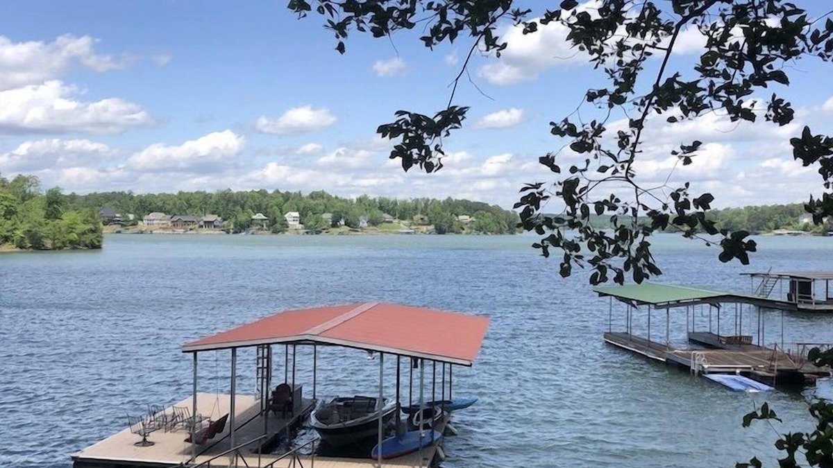 Jasper House | A Happy Place at Smith Lake – Swim, Relax, Repeat