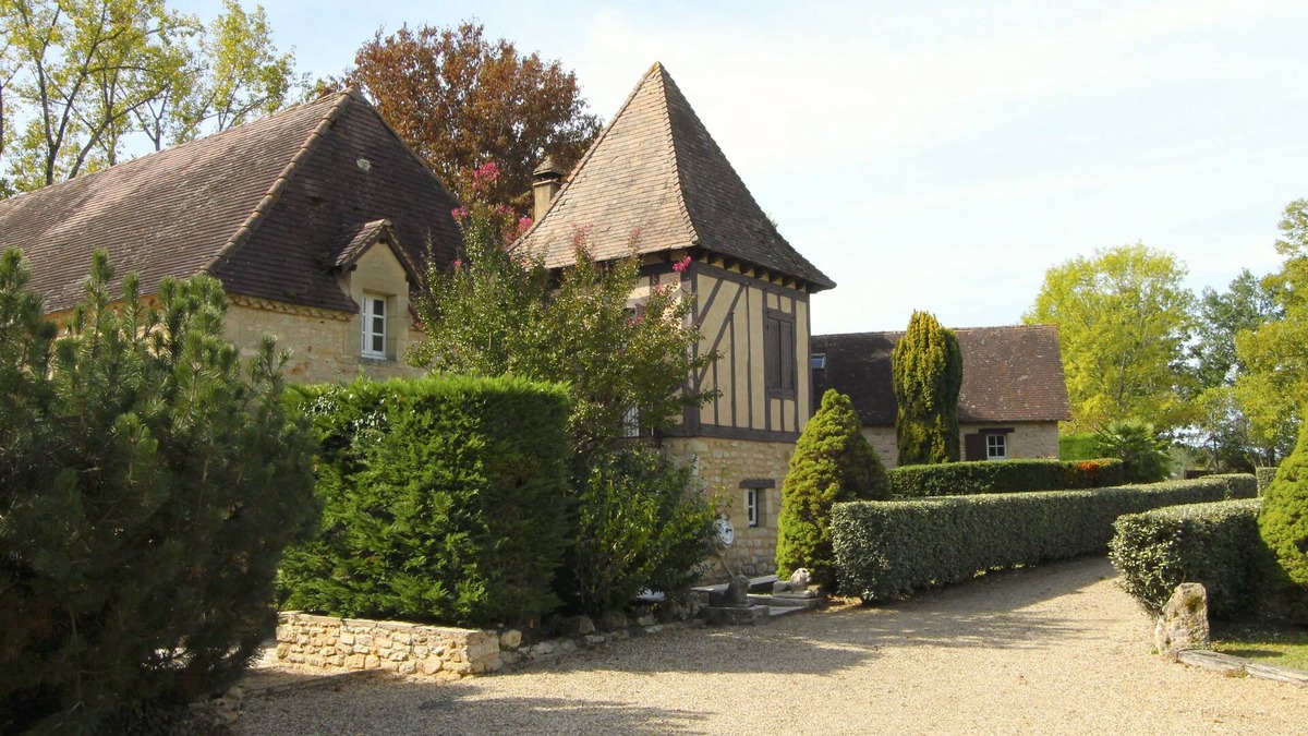 Fleurac Cottage | A Haven of Peace in the Heart of Perigord Les Eyzies. n19th Century House Pool.