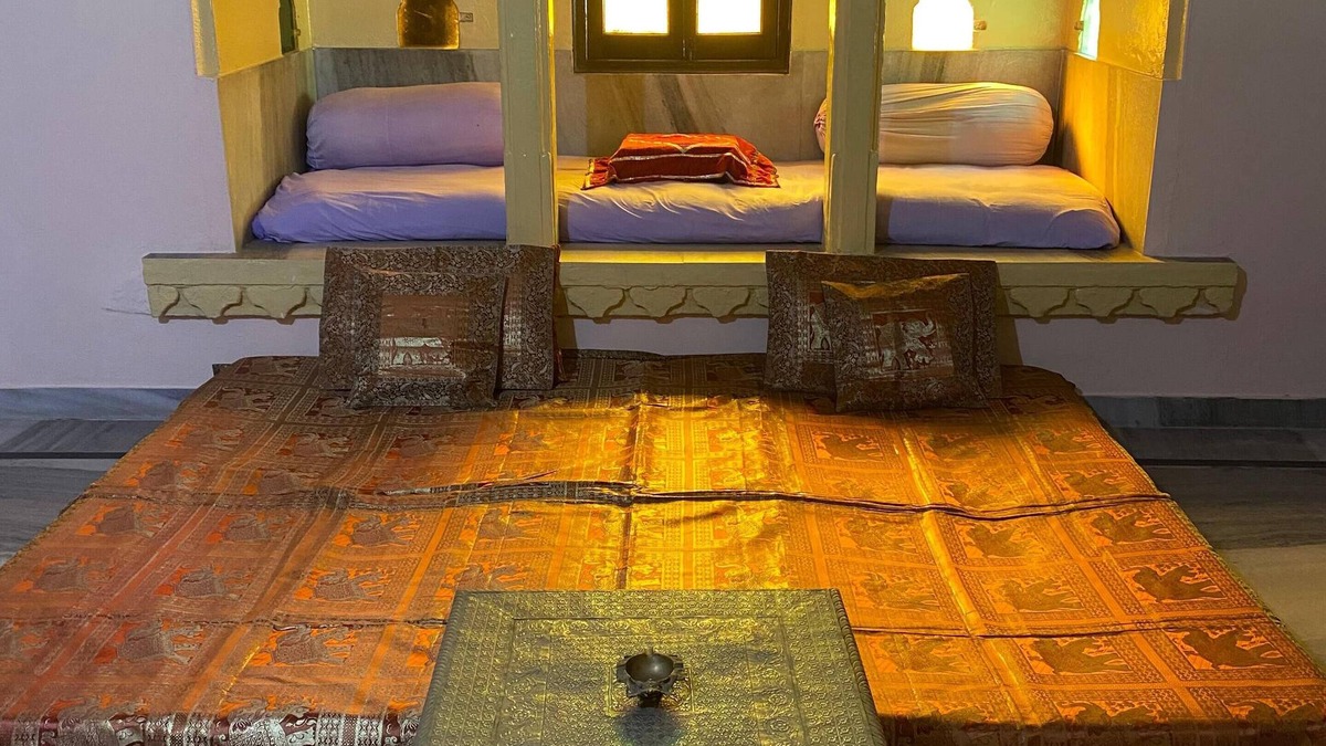 Udaipur City Centre Bed & Breakfast | A heritage room in udaipur overlooing the city palace