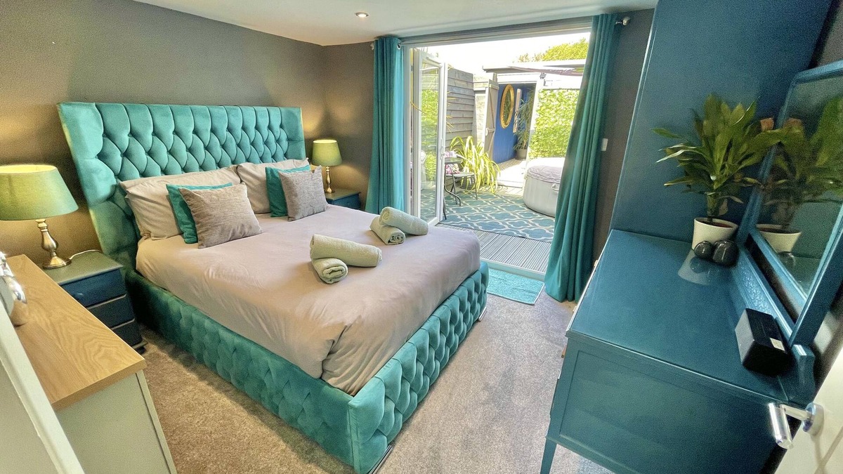 Bournemouth Apartment | A Hidden Gem With Private Hot Tub and Garden