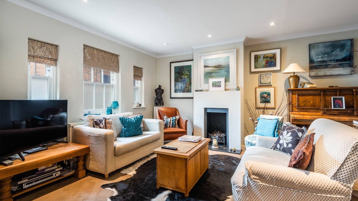 Askew House | A hidden Mews - Two Bedroom House, Sleeps 4