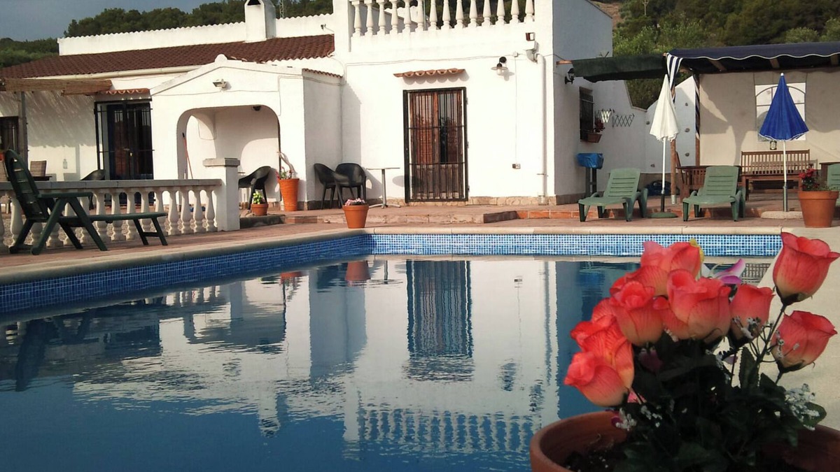 Costa Dorada House | A house with a big pool year fantastic views