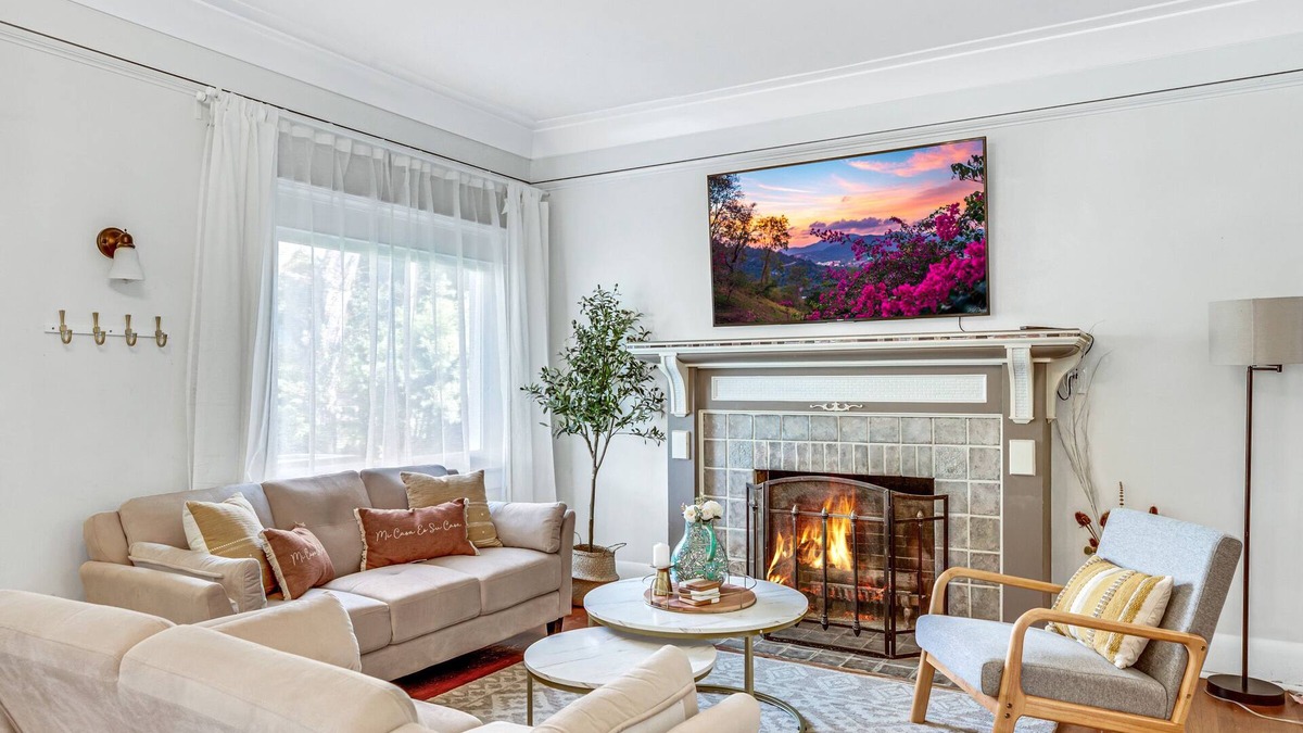 Pasadena House | A Huge, Calm, Relaxing, Beautiful Home w Swim Spa close to Universal Studio