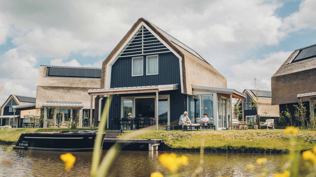 Heeg House | A large detached Watervilla with view of the inner harbour