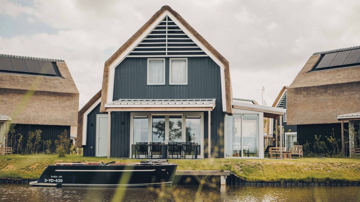 Heeg House | A large detached Watervilla with view of the inner harbour