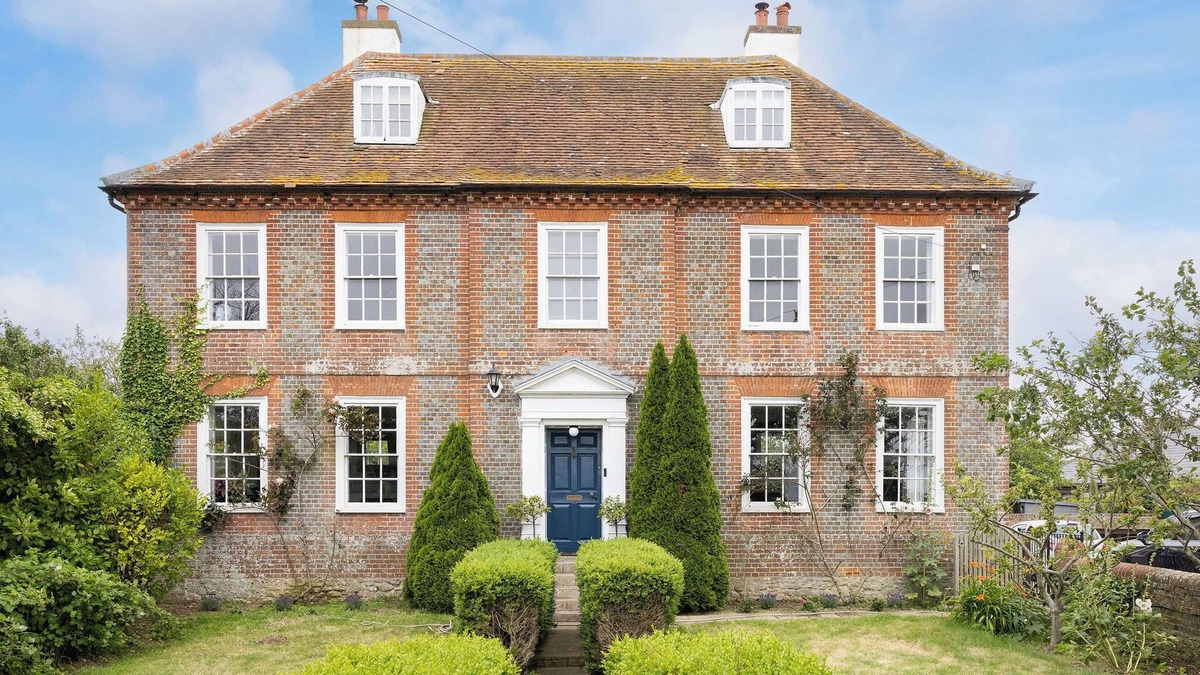 Selsey House | A large Georgian family style property