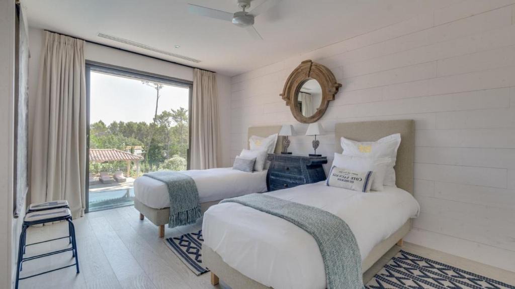 Magalas Apartment | A large table with chairs and a garden furniture with sunbeds