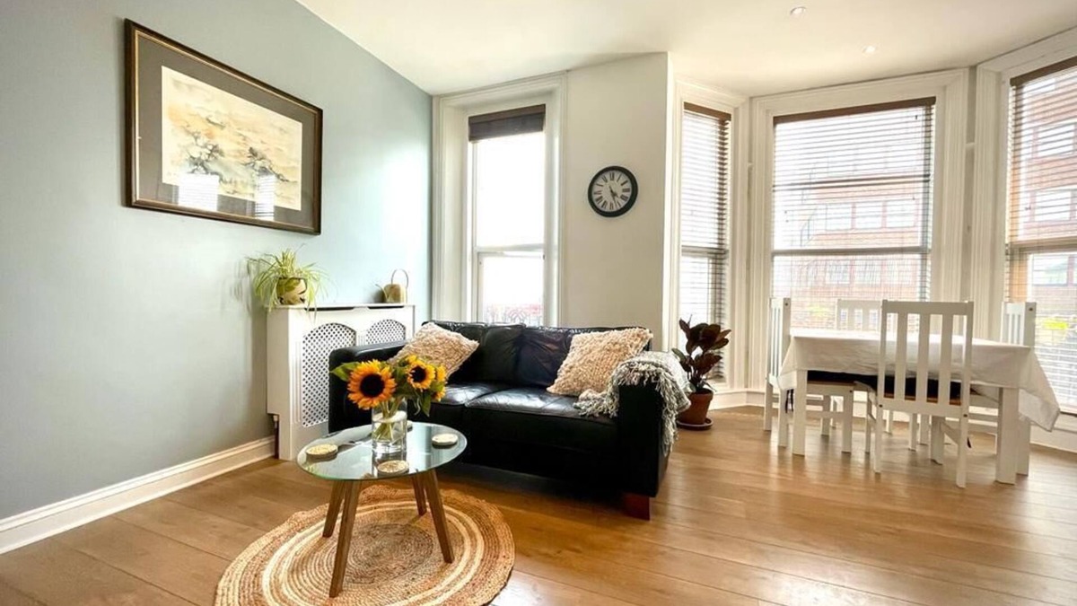 Worthing Apartment | A light and airy sea view apartment just 100m from the beach